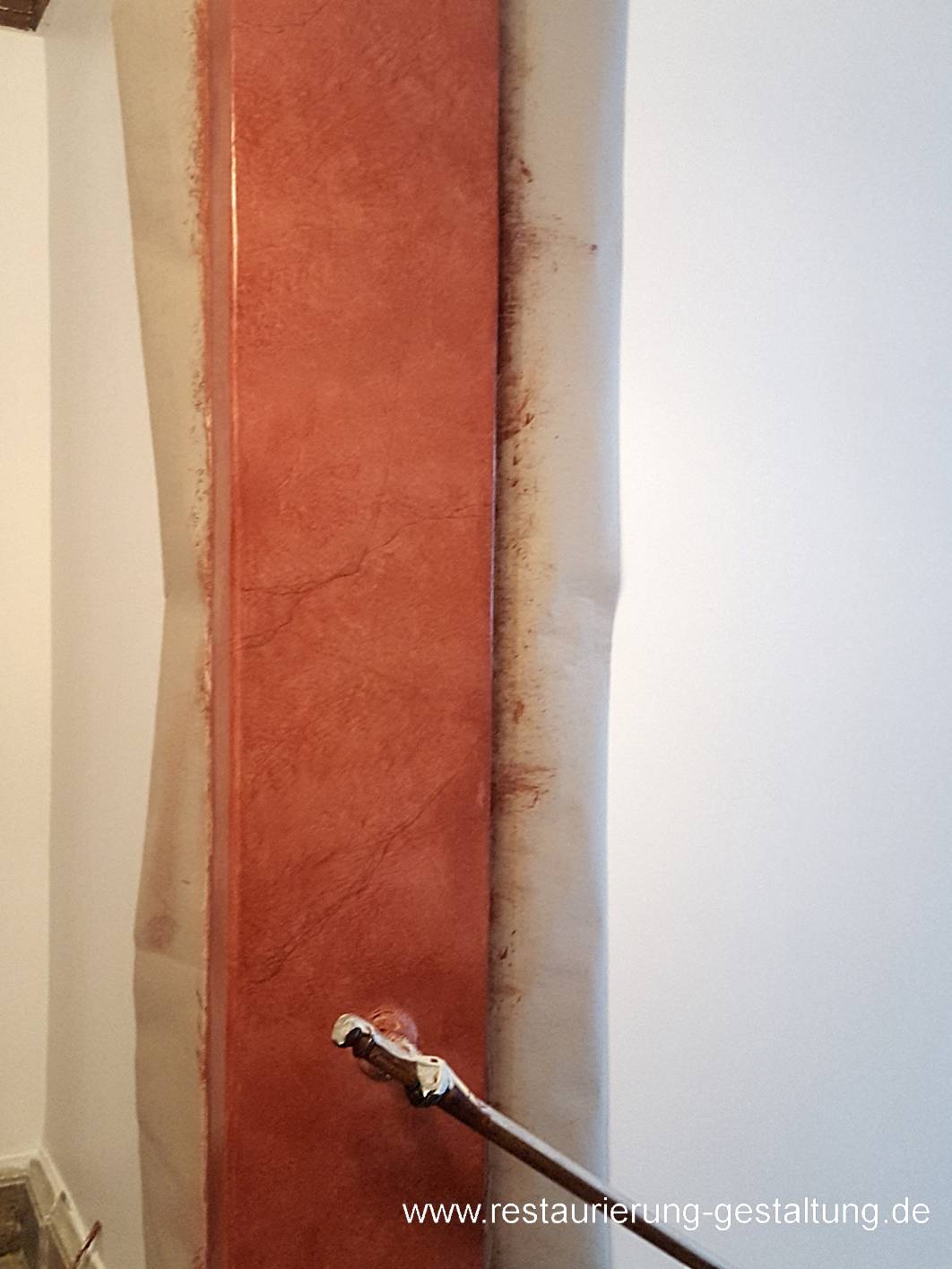 Herstellung einer Marmorimitation beziehungsweise einer Marmorierung von Pilastern in Entree des Treppenhauses in einem denkmalgeschützten Haus. Zuvor hat das Maler Unternehmen durch Malermeister Schimpf die Decken und Wandflächen Maler – mäßig überarbeitet. So wurde nach dem materialidentischen glätten ein reversibles Vlies geklebt. Jetzt kann immer auf die Originalsubstanz zurückgegriffen werden. Das Flies wurde noch einmal vom Maler mit einem Fondton stabilisiert. Anschließend kann Restaurator und Malermeister Schimpf die Pilaster im Entree mittels einer Bierlasur marmorieren. Bei dieser alten Technik wird das Bier schal geschlagen. Zuerst werden die Adern gesetzt. Nun kann in mehreren Lasuren das Bier aufgetragen werden. Hier werden verschiedenen Pigmente eingearbeitet.